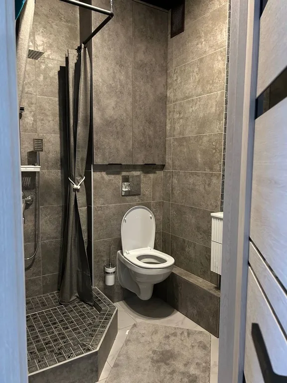 Уютная квартира с джакузи в спальне и массажным креслом