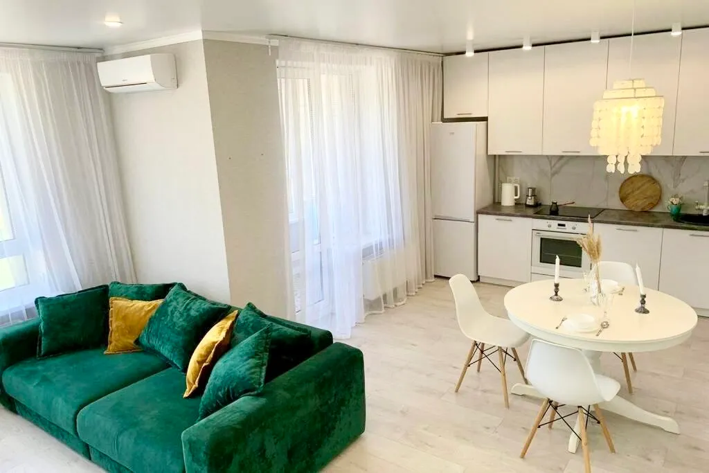 Уютная светлая квартира-студия с хорошим ремонтом в новом доме — аренда посуточно в Уфа