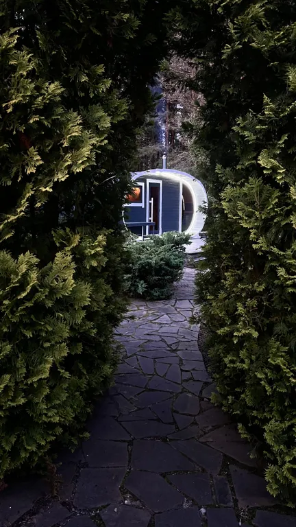 Уединённый хутор в лесу у реки с баней и камином