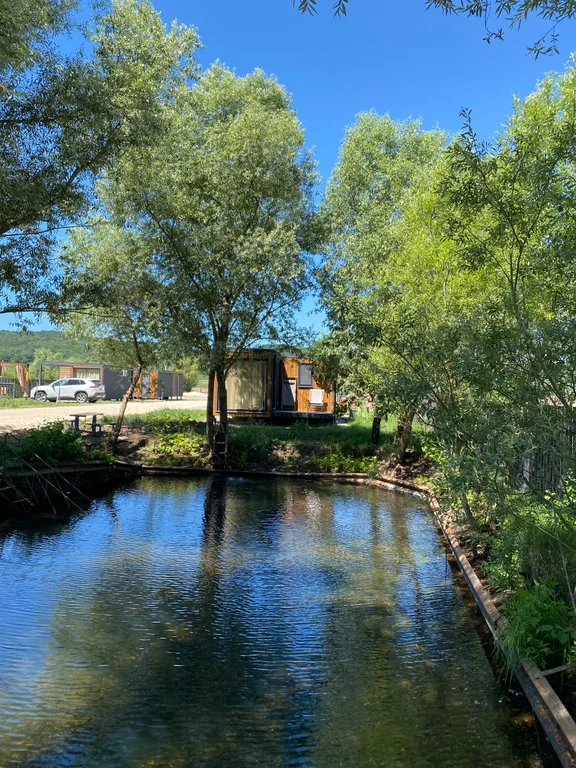 Домик с панорамными окнами и беседкой