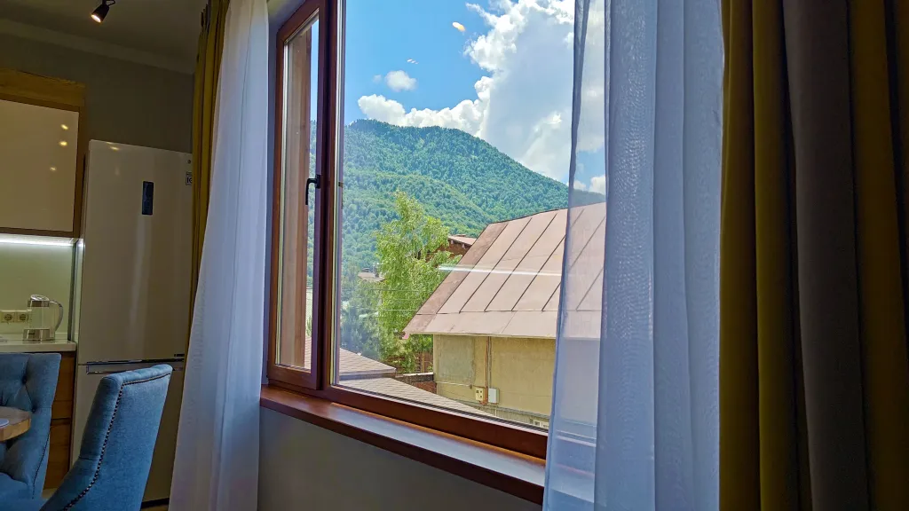 Красивый и современный апартамент со спальней