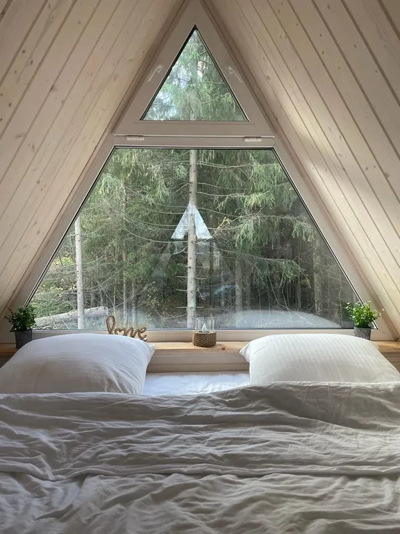 А-фрейм с чаном у леса