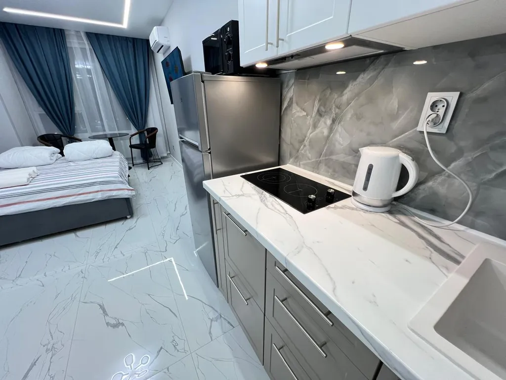 Прекрасная студия с видом на реку и город