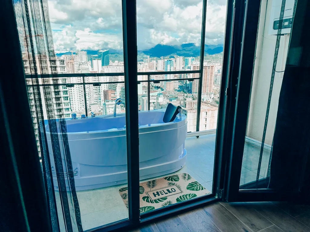 Студия рядом с морем с тропиками и джакузи на балконе