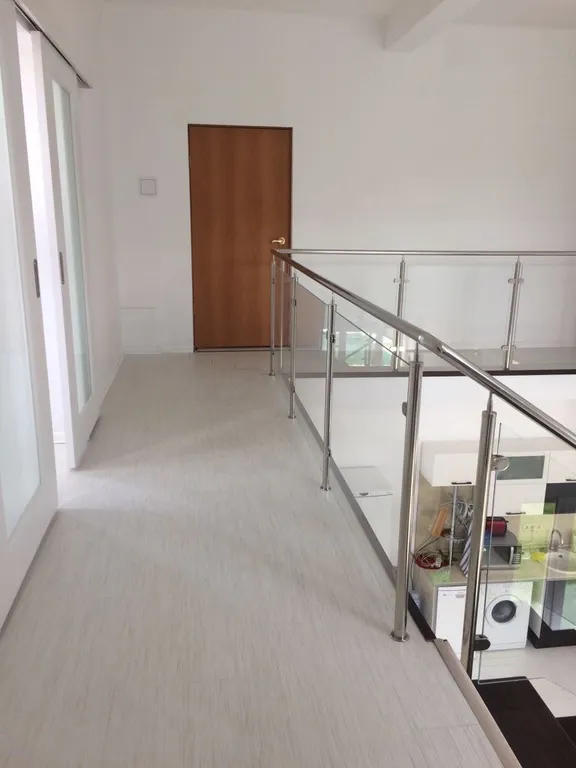 Трехэтажный коттедж с бассейном на берегу Волги