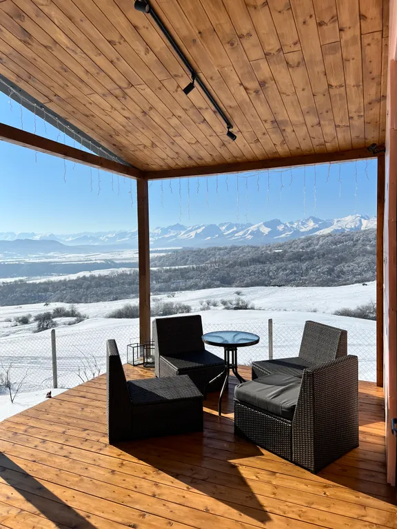 Домик на холме с видом на лес и горы