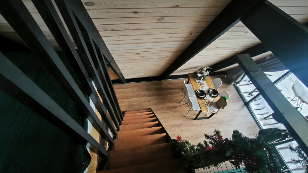 Двухэтажный а-фрейм с панорамным остеклением и террасой