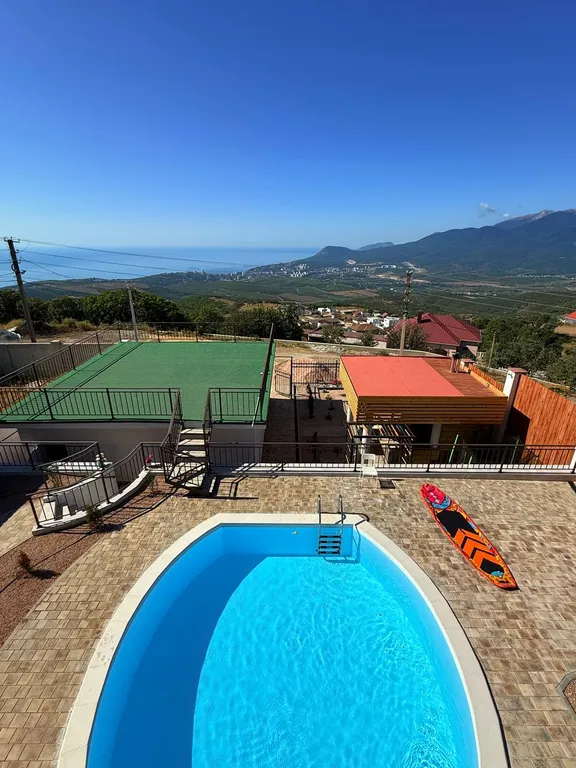 Апартаменты с теплым бассейном и видом на море и горы.