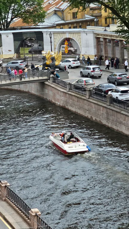 Квартира Трёхкомнатная квартира с видом на Канал, 3 минуты от Казанского Собора — Санкт-Петербург