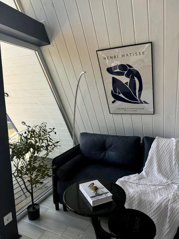 Уютный треугольный дом в 25 км от Минска с видом на лес.