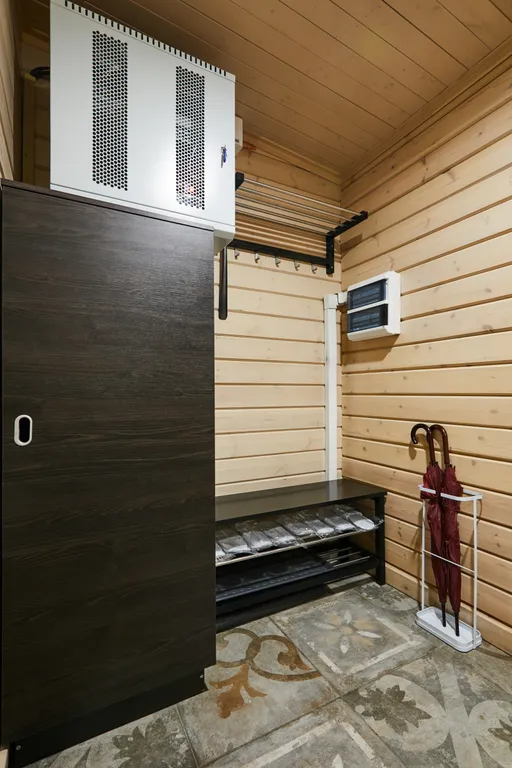 Просторный коттедж с 4 спальнями, камином и террасой