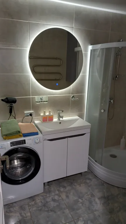 Новая трехкомнатная квартира в самом центре с видом на площадь Победы