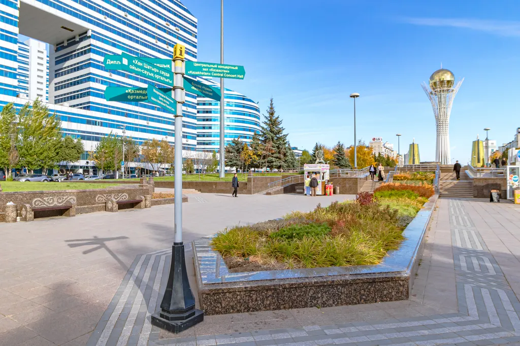 Рядом с Байтереком в золотом квадрате