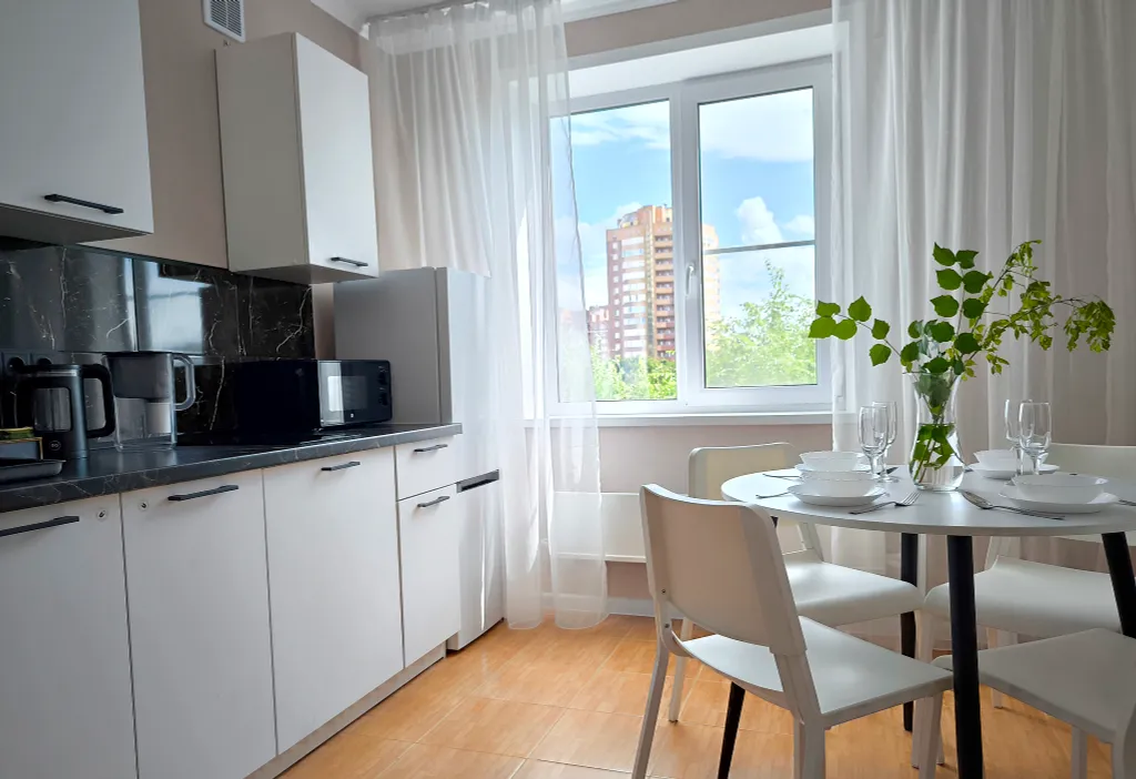 Солнечная двухкомнатная квартира с видом на город