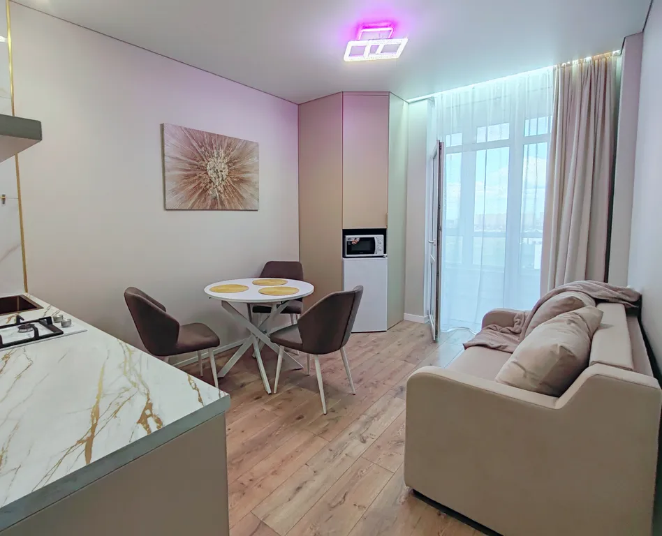 Квартира с видом на сквер Героев России