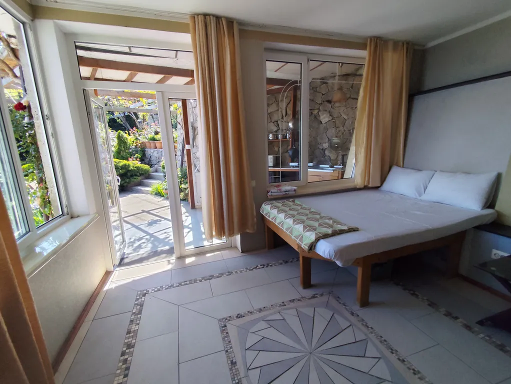 Уютный двухкомнатный домик в райском саду с видом на море