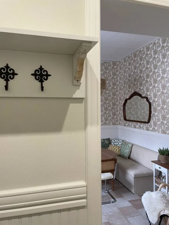 Дом с бассейном у леса