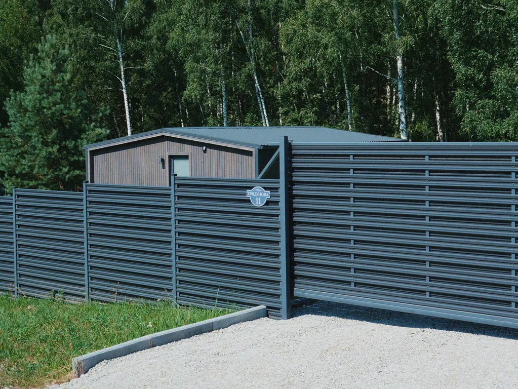 Современный уютный дом с видом на лес