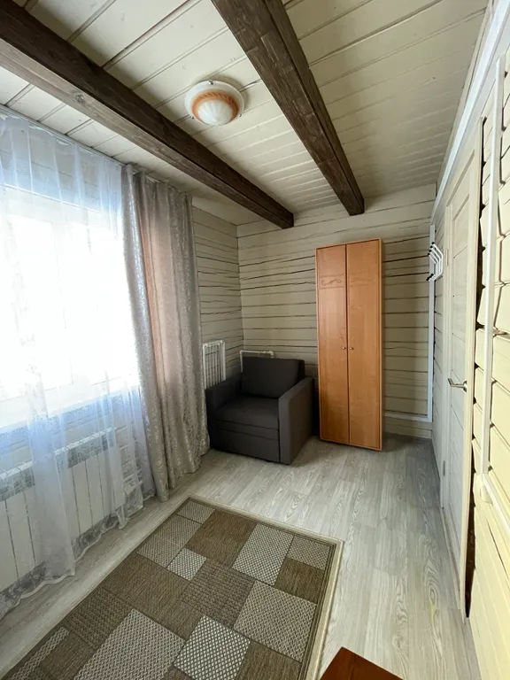 Небольшой уютный дом рядом с пихтовым лесом