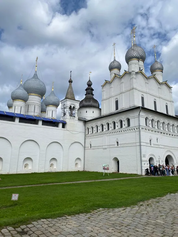 Уютная квартира в Юго-западном районе с видом на Спасо-Яковлев монастырь