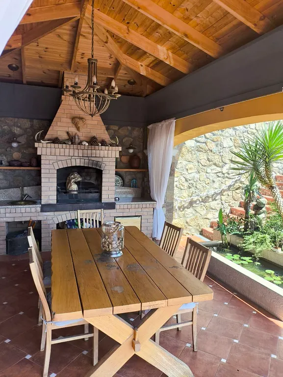 Двухэтажный дом с видом на море