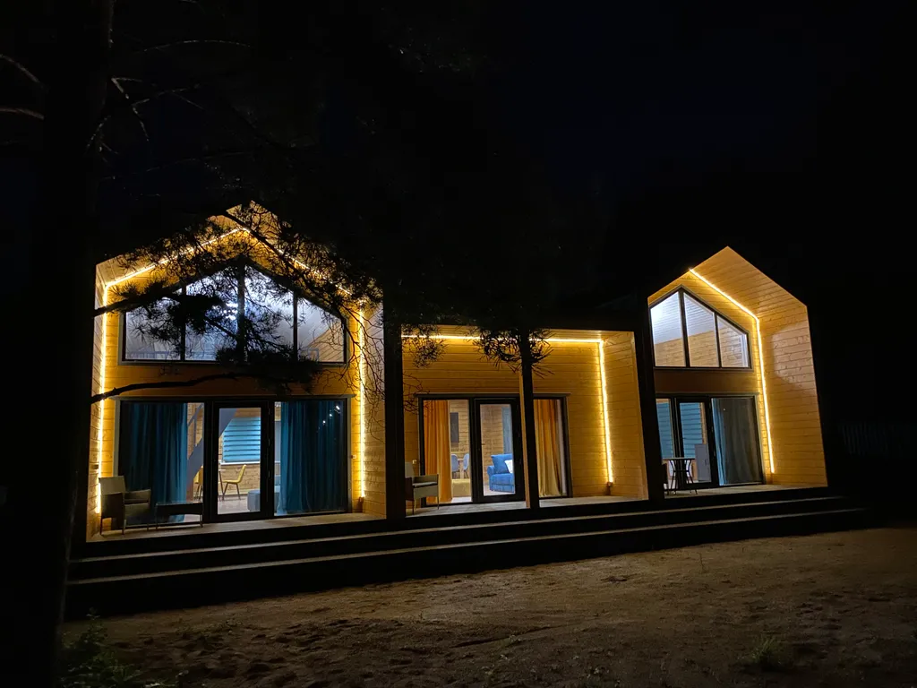 Дом у реки со своим мостком