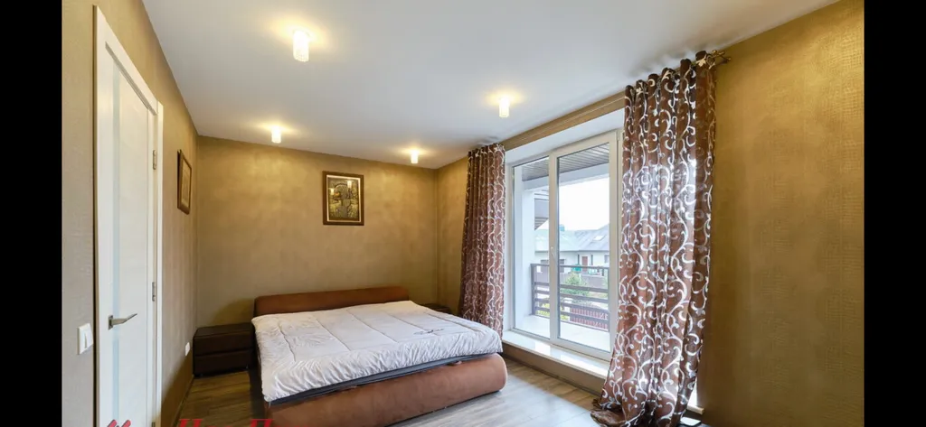 Современный коттедж в 12 км от Минска с плавательным озером, баней