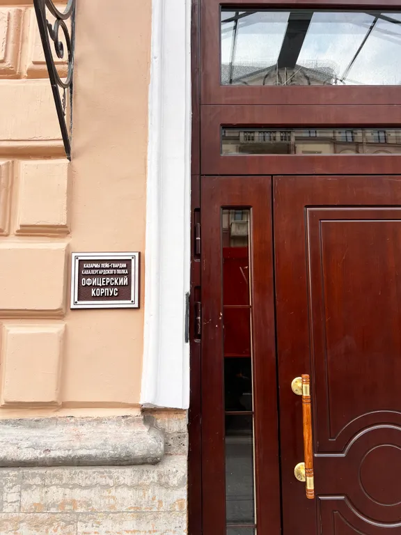 Квартира с видом на город, Неву и камином