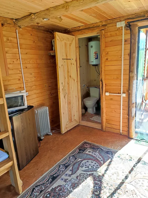 Небольшой домик недалеко от озера