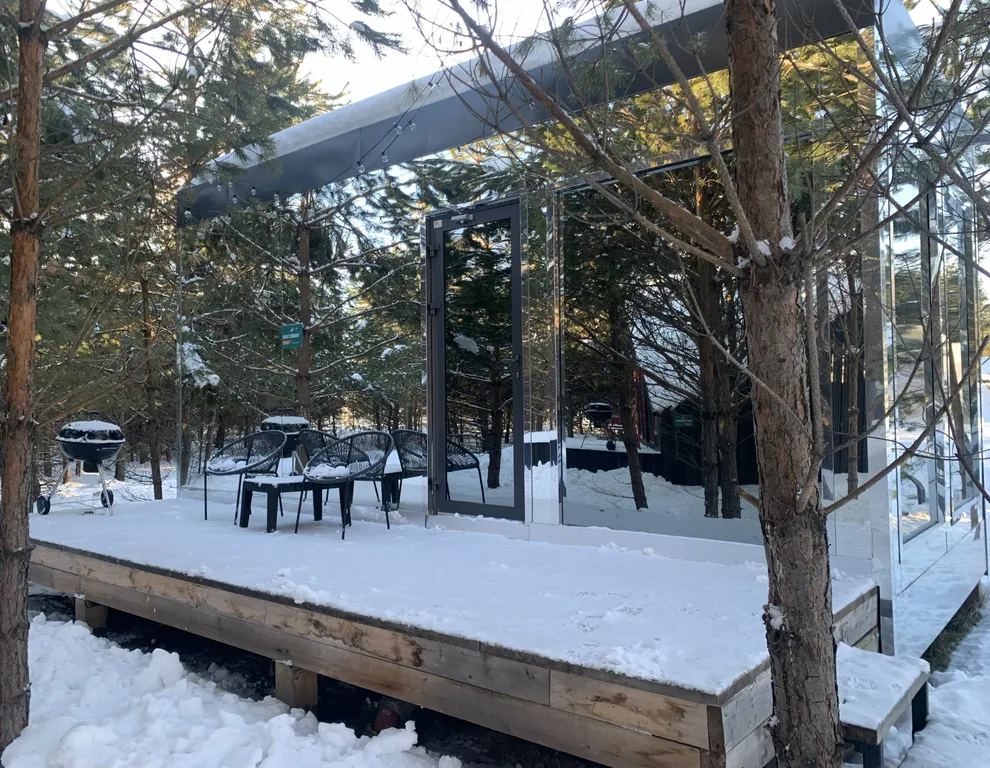 Зеркальный домик с видом на лес