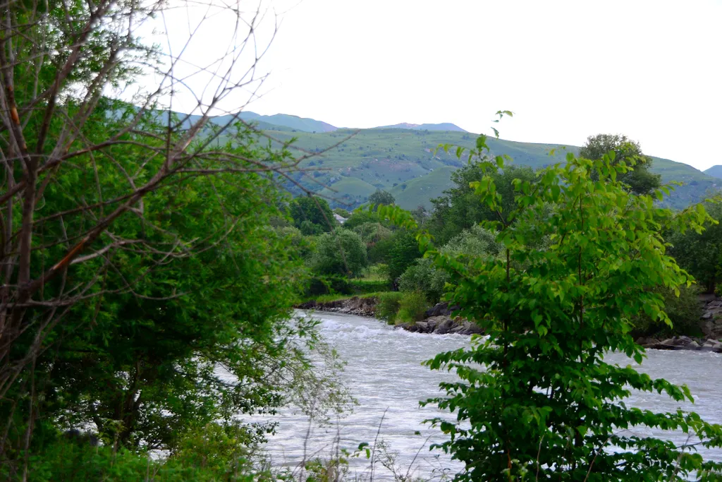 Домик в тихом месте возле горной реки