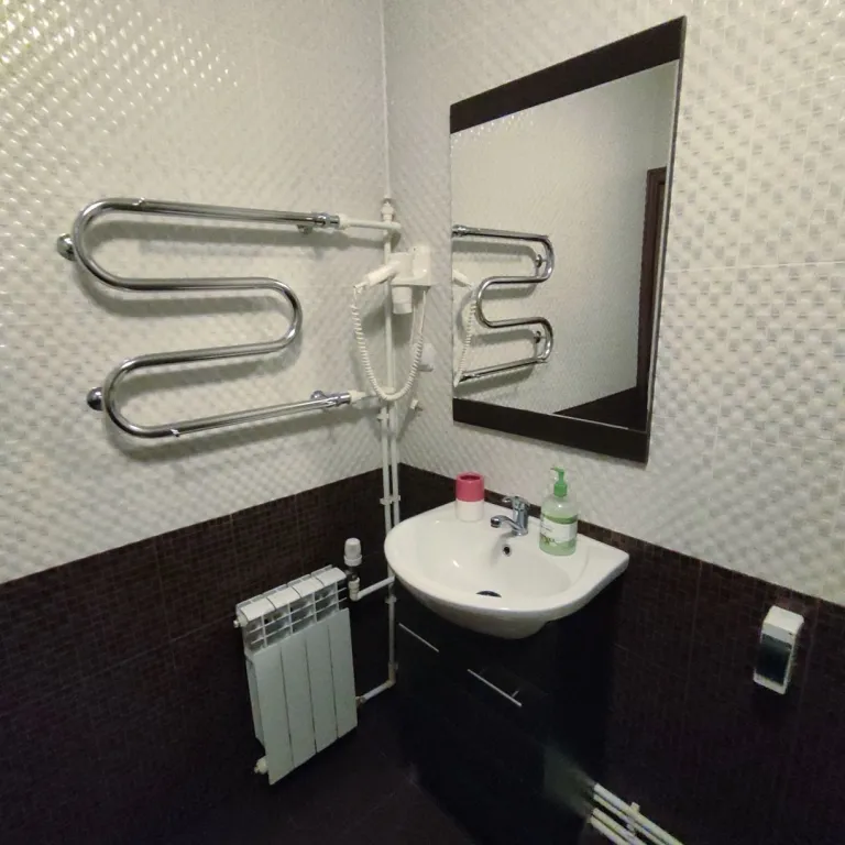 Дом на скале с панорамным видом на озеро