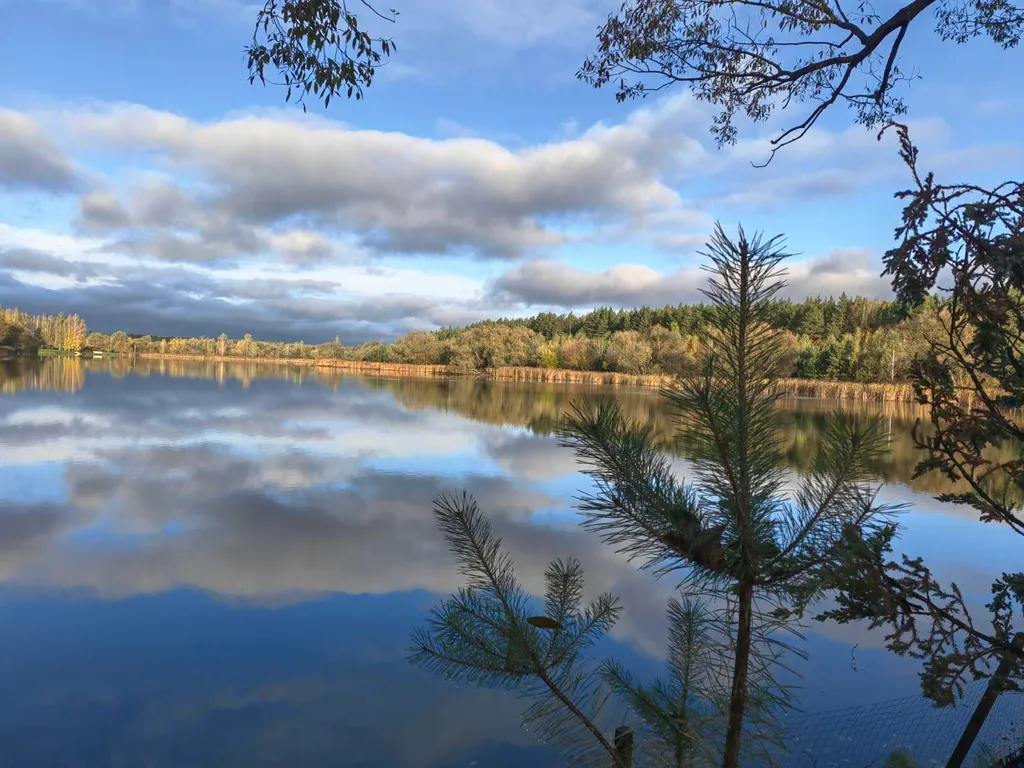 Дом в тихом и живописном месте на берегу озера