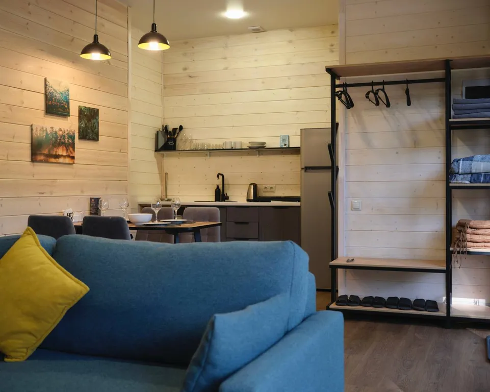 Коттедж Зеркальный дом у детской площадки до 6 человек, с собственной баней — Семеновское