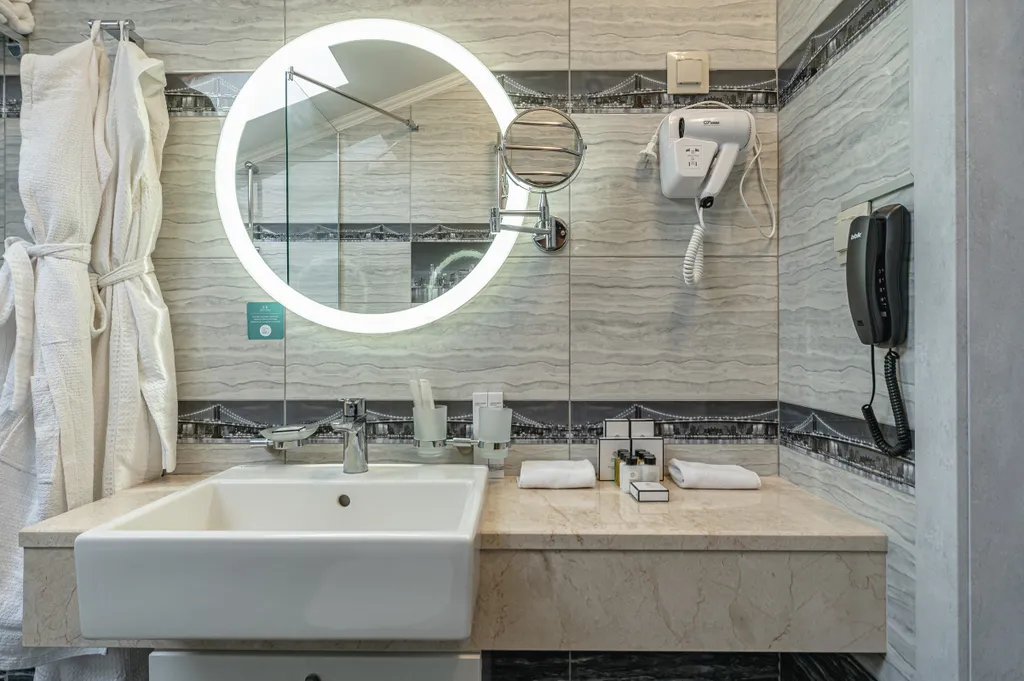 Трехместный комфорт с французским балконом и видом на бассейн и парк