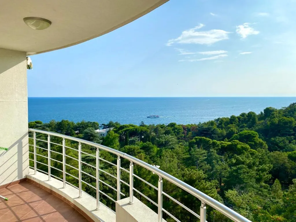 Квартира-студия с видом на море, парк Чаир и гору Ай-Петри