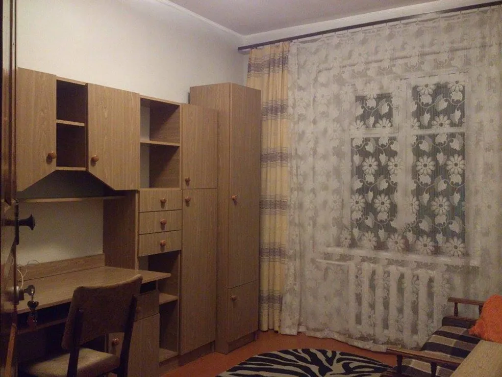 Комната с видом на осенний двор и сад