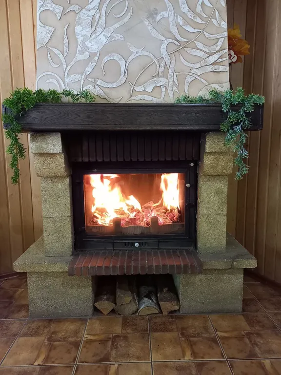 Уютный домик с баней, камином и террасой возле пруда