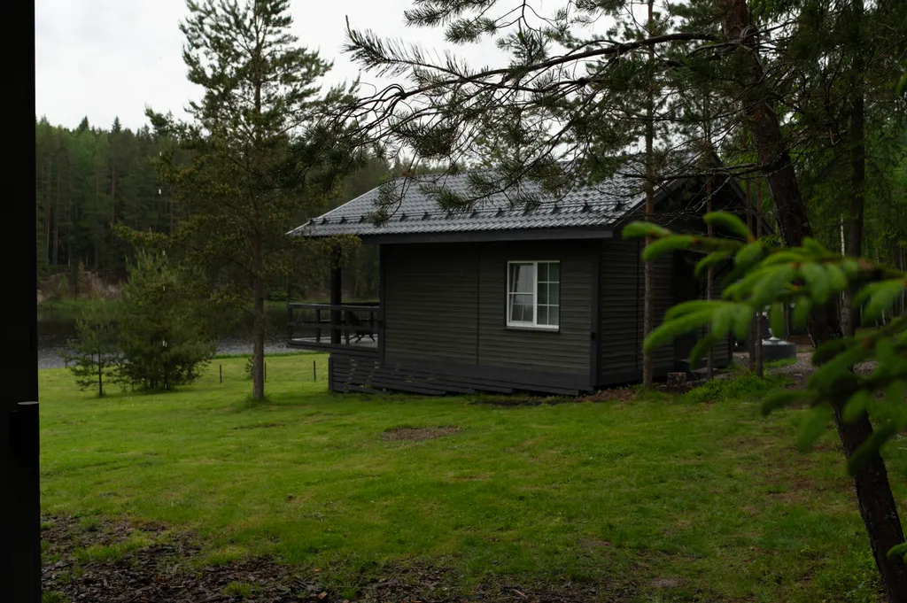 Домик на берегу реки