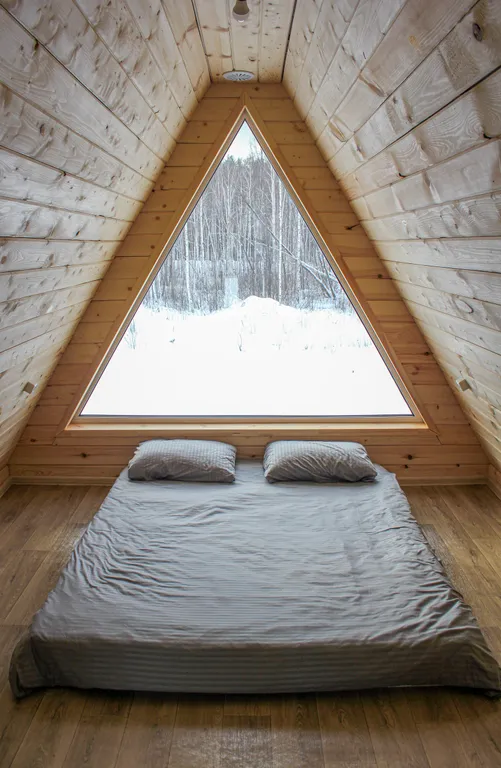 Уютный дом у ручья