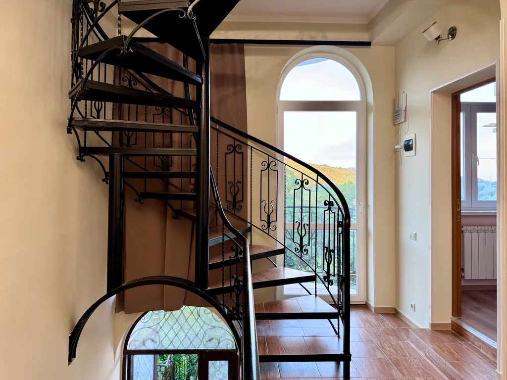 3-этажный дом с садом недалеко от моря