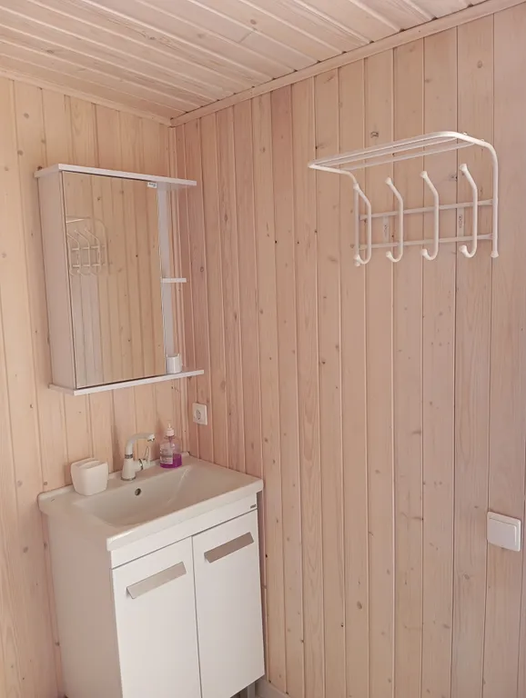 Домик с видом на затопленную колокольню