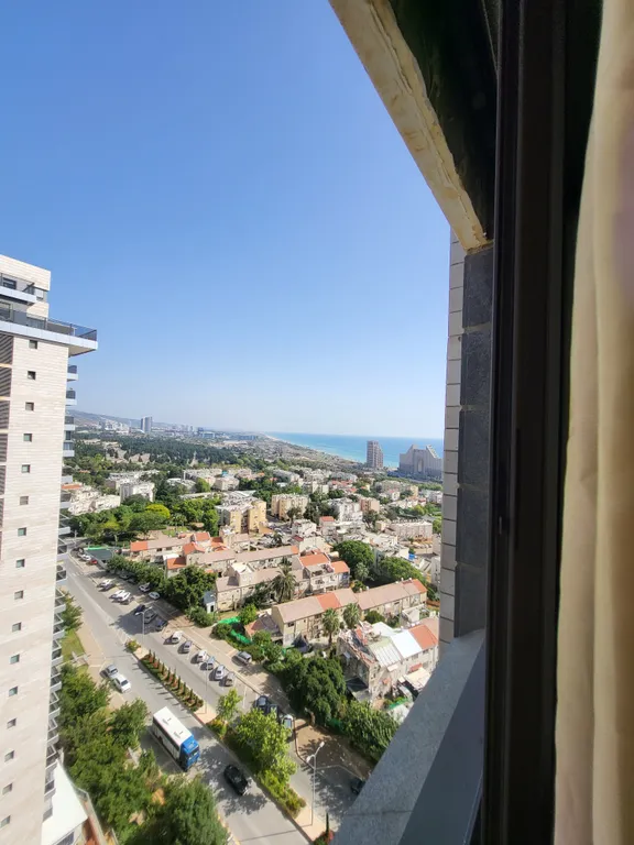 Комната в квартире на берегу моря, центр города, вид из окна.