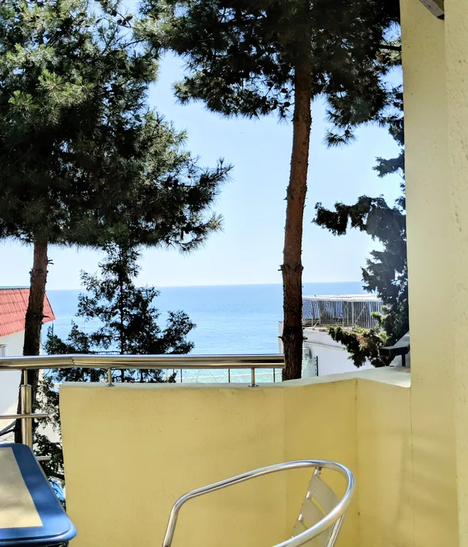 Современный семейный номер с видом на море