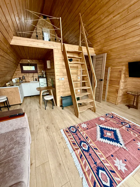 Дом-типи на берегу озера Валдайское