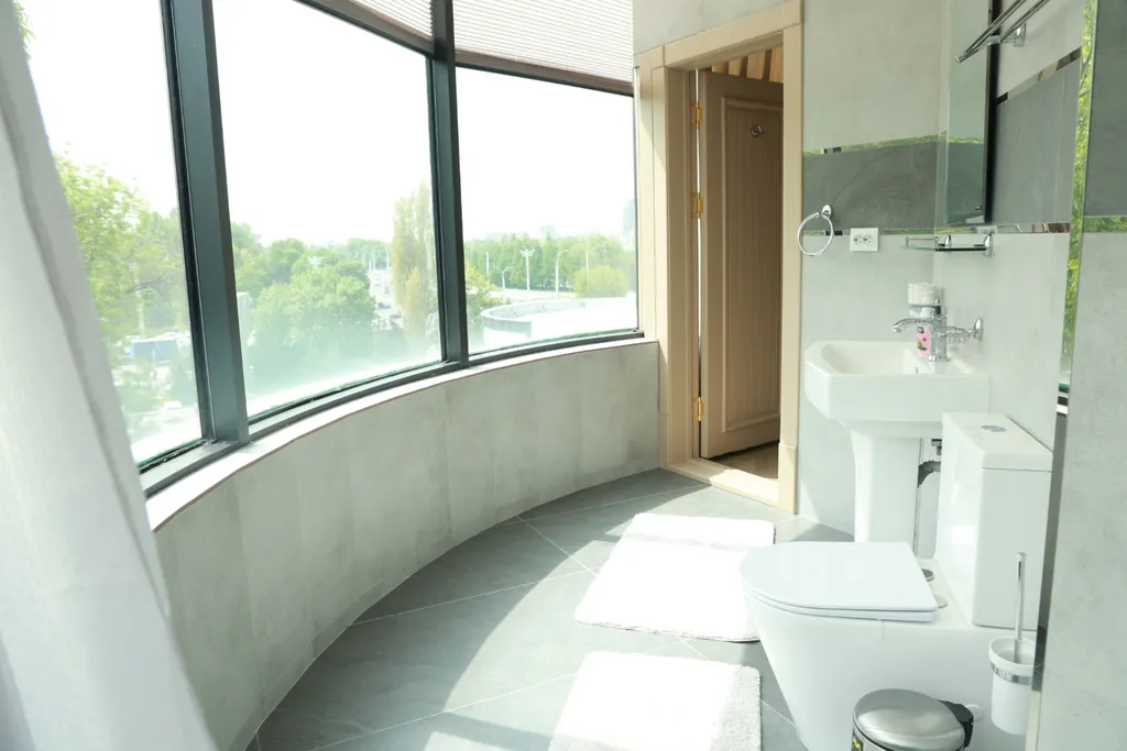 Номер с кроватью размера king-size и видом на сад