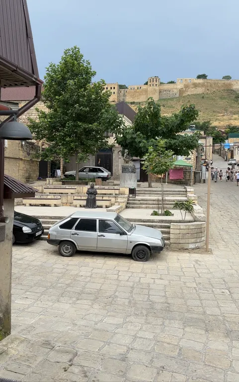 Дом на торговой площади с видом на крепость