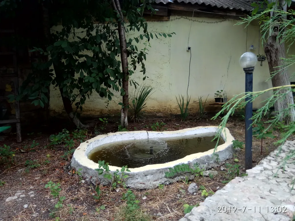 Комната с видом на осенний двор и сад