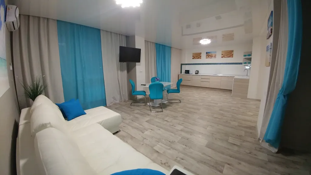 Просторная и светлая квартира с дизайнерским ремонтом в голубых тонах