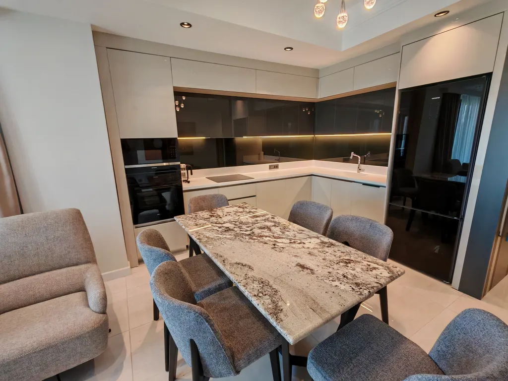 Квартира с дизайнерской отделкой, видом на море и аквапарком